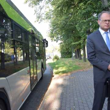 Dzień bez samochodu: prezydent przyjechał do pracy autobusem