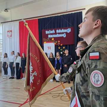 Dzień Edukacji Narodowej w ZSP w Kamieńsku. Były życzenia, tort i ślubowanie pierwszoklasistów