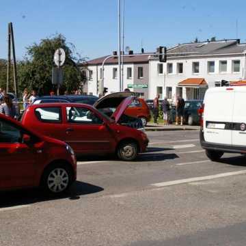 [AKTUALIZACJA] Kolizja 4 samochodów przy ul. Piastowskiej w Radomsku. Sprawca zdarzenia uciekł