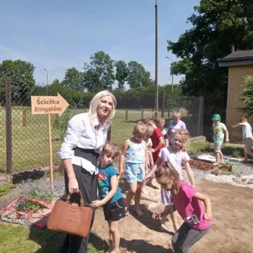 Przy ZSP w Dobryszycach powstała ścieżka sensoryczna