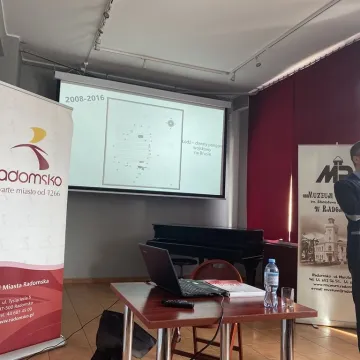 [WIDEO] Poszukiwania szczątków kapitana Stanisława Sojczyńskiego-Warszyca. Wykład dr Krzysztofa Latochy w Muzeum Regionalnym w Radomsku