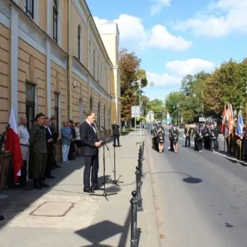 Odsłonięcie tablicy poświęconej żołnierzom KWP