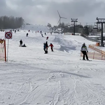 Tłumy narciarzy na Górze Kamieńsk