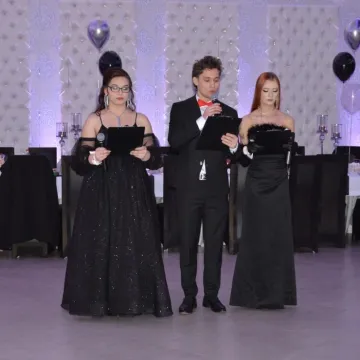 Studniówkowy wieczór uczniów radomszczańskiego Drzewniaka