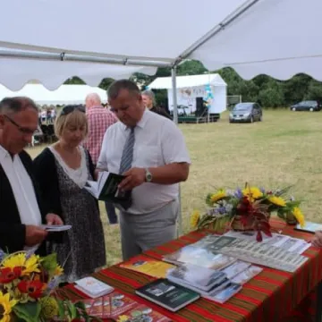 Niedośpielin z pucharem wójta