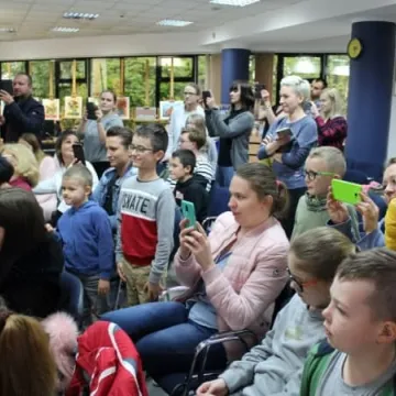 Pasowanie nowych czytelników biblioteki w Radomsku