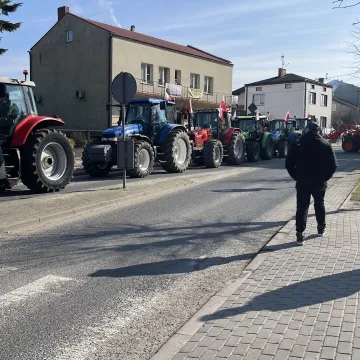 [WIDEO] Zaczęło się. Przedbórz stoi. Rolnicy walczą o Polskę