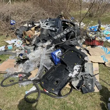 Gm. Gomunice: składowisko odpadów „wyrosło” nieopodal lasu