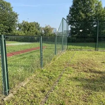 I LO w Radomsku doczeka się nowoczesnego boiska. Wicemarszałek podpisał umowę