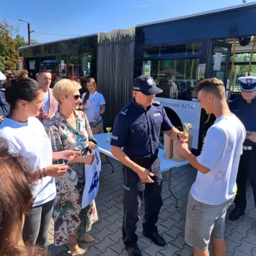 Policja i instruktorzy uczyli odpowiedzialnego kierowania pojazdem