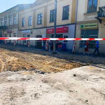 Asfalt na ul. Reymonta w Radomsku zerwany. Wkrótce rozpoczną się prace archeologiczne