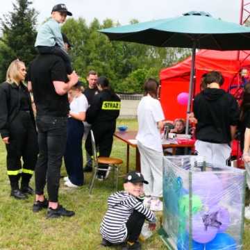 Strażacki piknik rodzinny w Dąbrówce zintegrował mieszkańców
