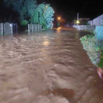 Ulewny deszcz powoduje zalanie posesji w Zakrzewie