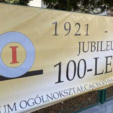 Tablica i topola na 100-lecie I LO w Radomsku