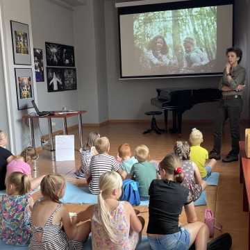 [WIDEO] „Lato w Muzeum 2024”. Dzieci uczyły się, czym są tropy, a czym ślady zwierząt w lesie