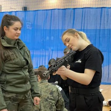 Uczniowie klas mundurowych z Radomska uczestniczyli w manewrach WOT