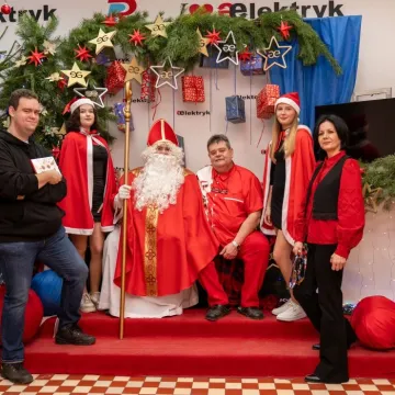 Elektryk w mikołajkowym nastroju