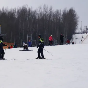 Rozpoczęto policyjne patrole narciarskie na Górze Kamieńskiej