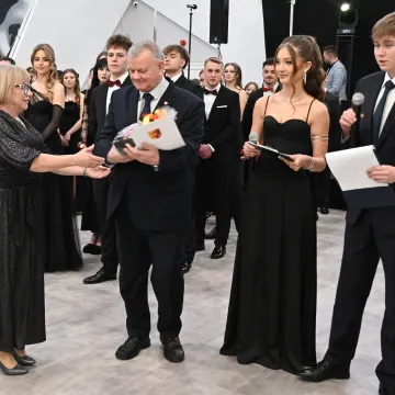 Polonez i odliczanie do matury. Studniówka ZSE w Radomsku