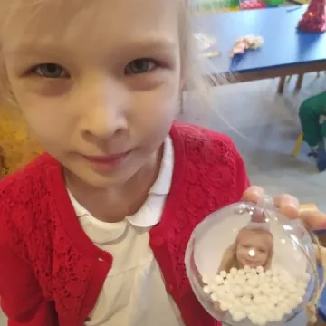 Dzieci z „zerówki” w PSP 8 robiły bożonarodzeniowe ozdoby