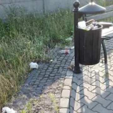 Bałagan na ścieżce do pomnika na Kopcu