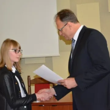 Uzdolniona młodzież nagrodzona stypendiami
