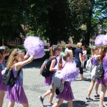 Barwny korowód z okazji Dnia Dziecka