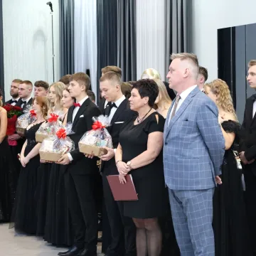 Studniówka uczniów „Drzewniaka” w Kobielach Wielkich