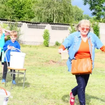 Strażacki piknik rodzinny w Dąbrówce zintegrował mieszkańców