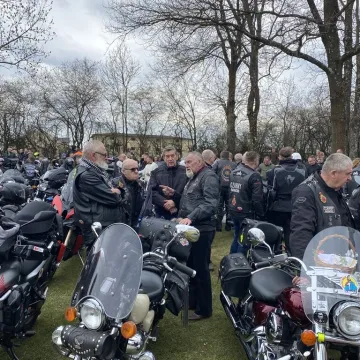 Tłumy motocyklistów i mieszkańców w Strzałkowie. Kolejna Moto Święconka za nami