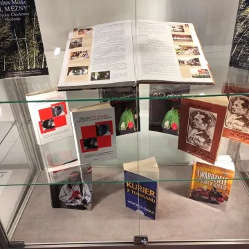 Katyń: zbrodnia, prawda, pamięć - wystawa w bibliotece w Radomsku