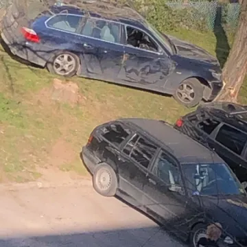 Uderzyła w dwa samochody i drzewo