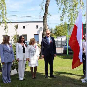 Na nowym maszcie PP4 w Radomsku powiewa już biało-czerwona flaga