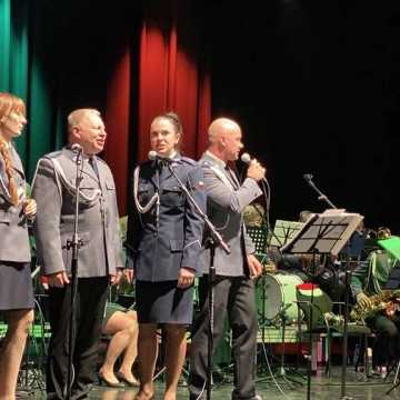 [WIDEO] Policyjna orkiestra KWP w Łodzi wystąpiła w Radomsku. W repertuarze kolędy i pastorałki