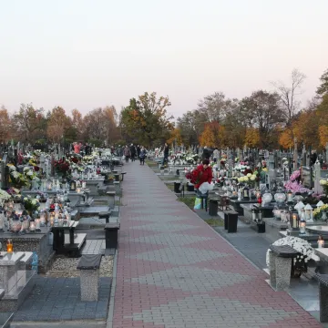 Kamieńsk: Ruch na cmentarzu w przeddzień Wszystkich Świętych