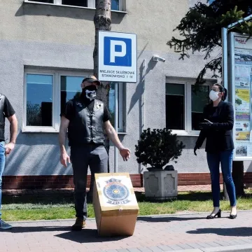 Motocykliści podarowali maseczki
