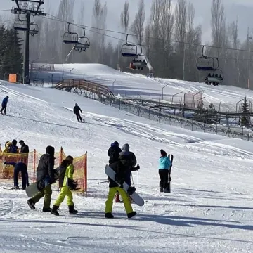 Tłumy narciarzy na Górze Kamieńsk