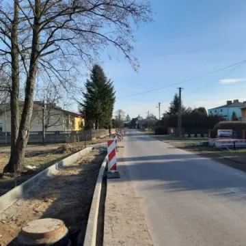 Ulica Wymysłowska z nowym chodnikiem 