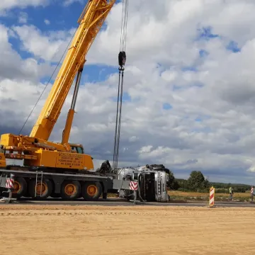Trwa akcja usuwania tira, leżącego na DK1
