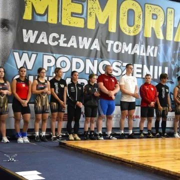 Podnoszenie ciężarów w hołdzie trenerowi Wacławowi Tomalce
