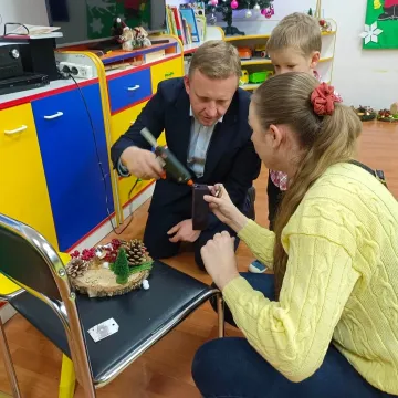 Przedszkolaki z PP nr 10 w Radomsku robiły świąteczne stroiki