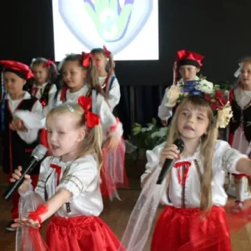 PSP 8 w Radomsku nadano imię „Przyjaciół Dzieci”. Uroczystości 50-lecia