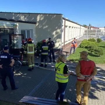 Ewakuacja ZSP 1 w Radomsku. Był pożar, strzały i osoby ranne