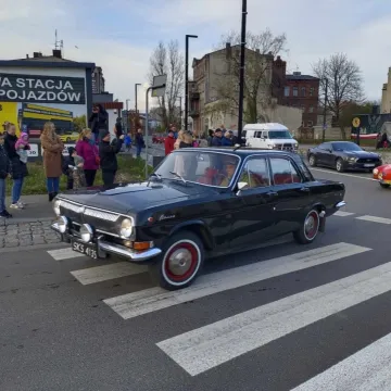 Zlot i parada zabytkowych samochodów w Święto Niepodległości w Radomsku