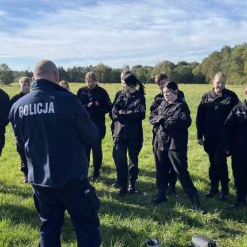 [WIDEO] Manewry klas mundurowych ZSP 1 w Radomsku. Praktyczna lekcja poszukiwania zaginionych