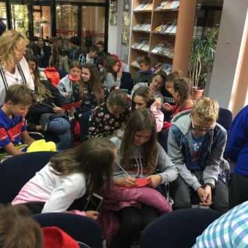 Spotkanie młodzieży z pisarką w bibliotece