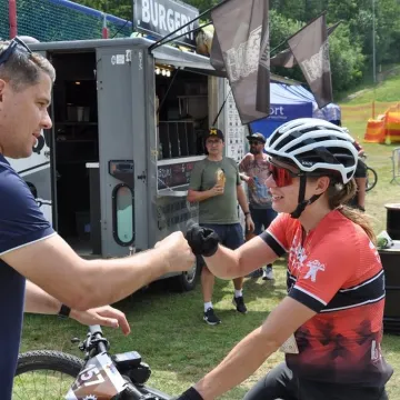 Sportowy weekend na Górze Kamieńsk. Kilkuset zawodników na starcie MTB