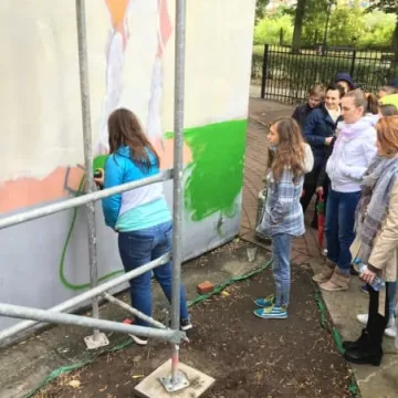 Malowanie muralu w bibliotece rozpoczęte