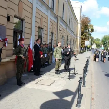 Odsłonięcie tablicy poświęconej żołnierzom KWP