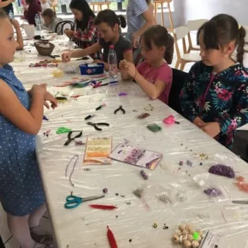 Warsztaty tworzenia biżuterii w MDK